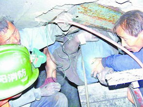 熊孩子又卡墙缝了，这次的救援让人哭笑不得