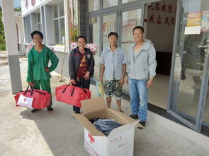 受灾群众领取物资