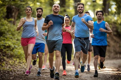 一群人正在跑步