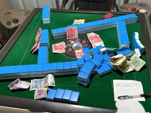 桌上散落着大量现金