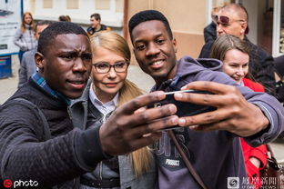 雷公与支持者合影