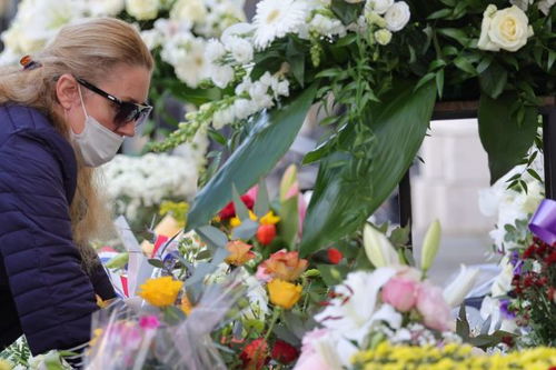 纪念遇难者的鲜花摆放