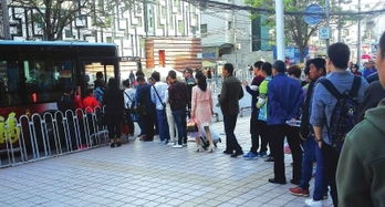 在香港排队时吸烟将面临3000港元罚款！控烟新规解读