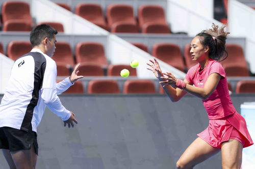 郑钦文训练场景