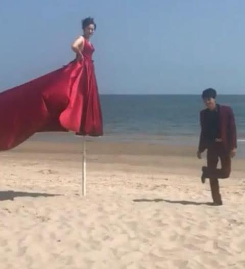 新人站在海边合影