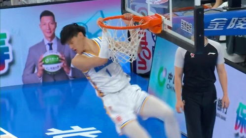 曾凡博扣篮瞬间