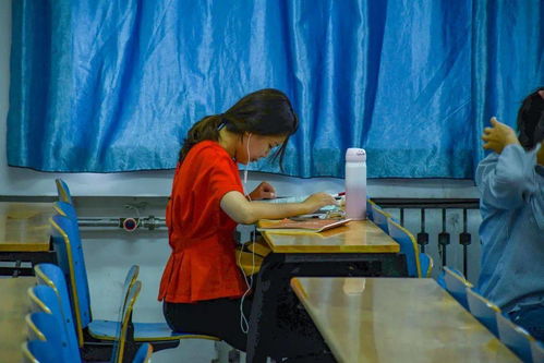 书桌上堆满书籍