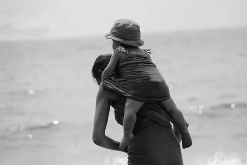 长沙收费站前的暖心一幕：女游客痛失独子，收费员用肩膀传递温情