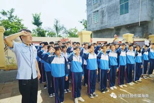 一名女子在法庭上举手宣誓