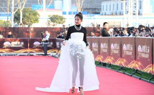 关晓彤戴假发走红毯 造型再惹争议