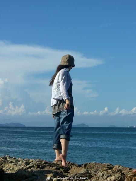 开心旅行的背影