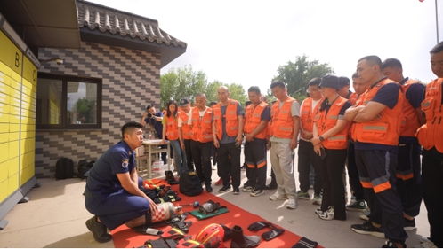 救援人员工作场景