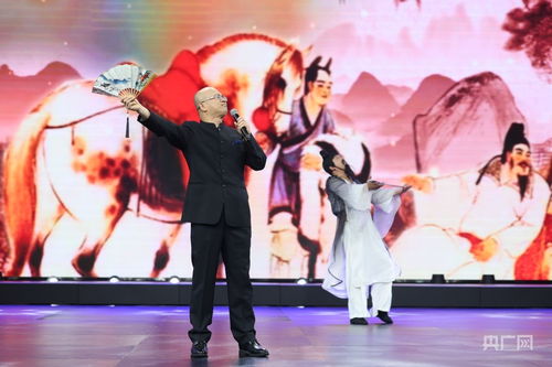 一个人在舞台上表演朗诵