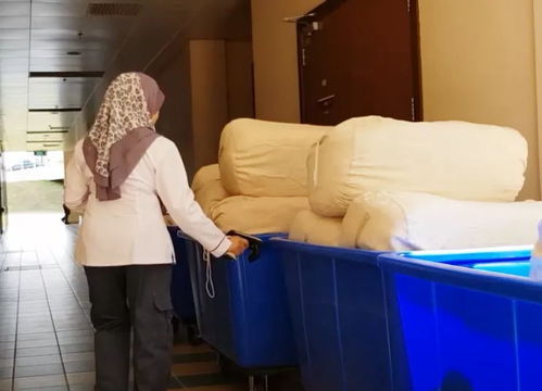 工作人员正在清点布草