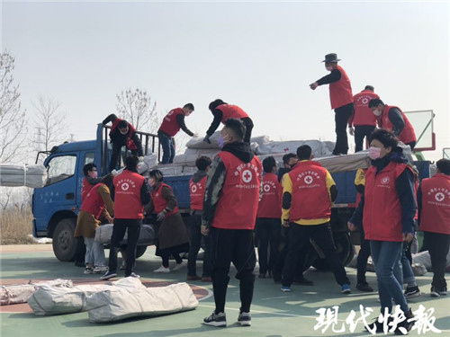 志愿者正在分发救援物资