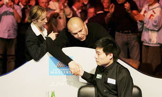 球迷为丁俊晖加油打气的场景