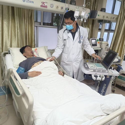 医生正在检查病人