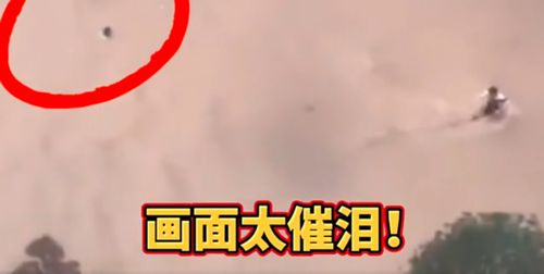 人们在洪水中行走