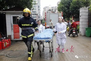 医护人员正在救助伤者