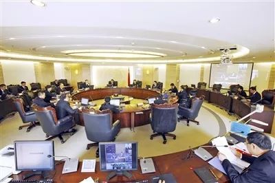 人们讨论此事件的场景