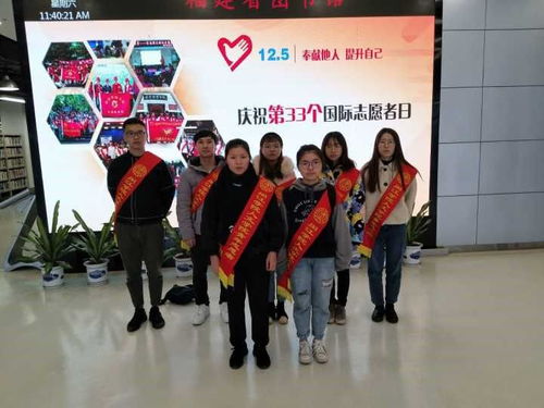 史超与志愿者合影