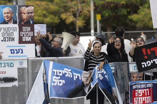 法庭外民众等待