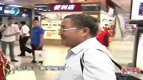 环卫工人帮助老人