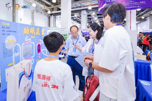 小AI向同学们展示他的智能锅发明