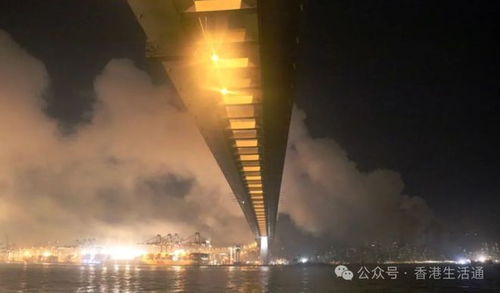 浓烟滚滚的港口