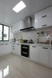 忙碌的厨房场景