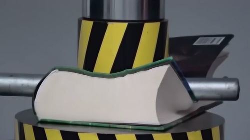 一本书放在桌面上