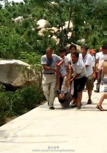 宝宝院内奔跑不慎栽进水池，关键时刻他挺身而出！