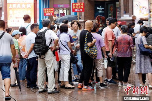民众排队购物