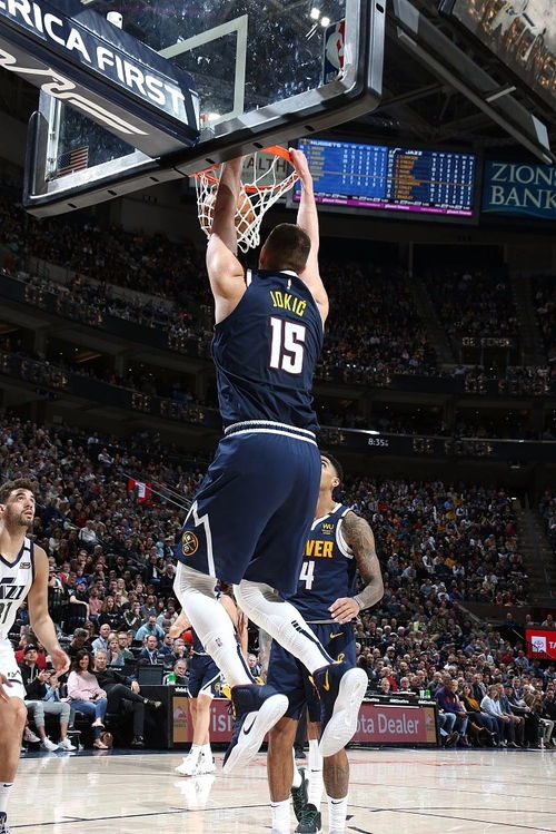 约基奇比赛中扣篮