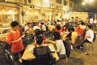 一群朋友围坐谈笑