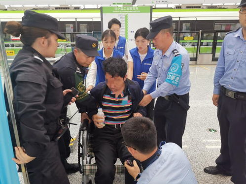 工作人员帮助错过高铁的乘客