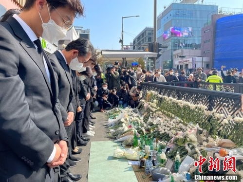 民众悼念遇难者