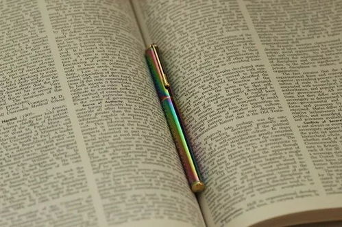 一位老人正在专注地写作