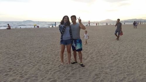 情侣海边散步图片