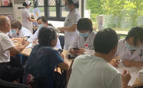 医生正在向患者解释注意事项