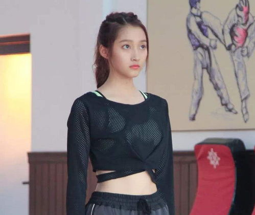 关晓彤健身时的照片