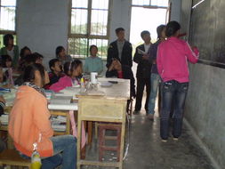 一张乡村学校课堂的照片,学生们正在认真学习