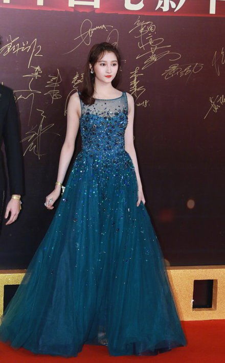 秦海璐梅婷华表奖红毯争艳，见证中国电影辉煌时刻