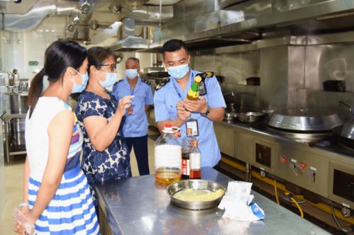 孩子在学校用餐场景