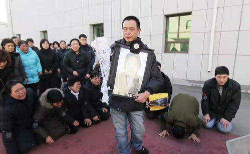 母亲坐在急救室外崩溃大哭