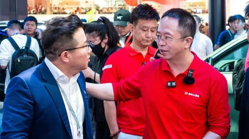 周鸿祎与卤鹅哥握手