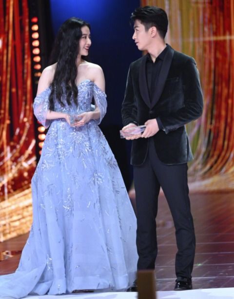 陈晓为刘亦菲颁奖，背后的故事比你想象的更精彩