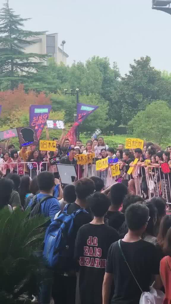 谢霆锋与粉丝互动场景