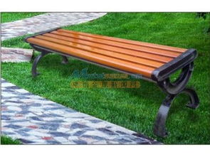 公园长椅旁放着一块画板