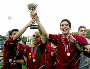 运动员手捧书本